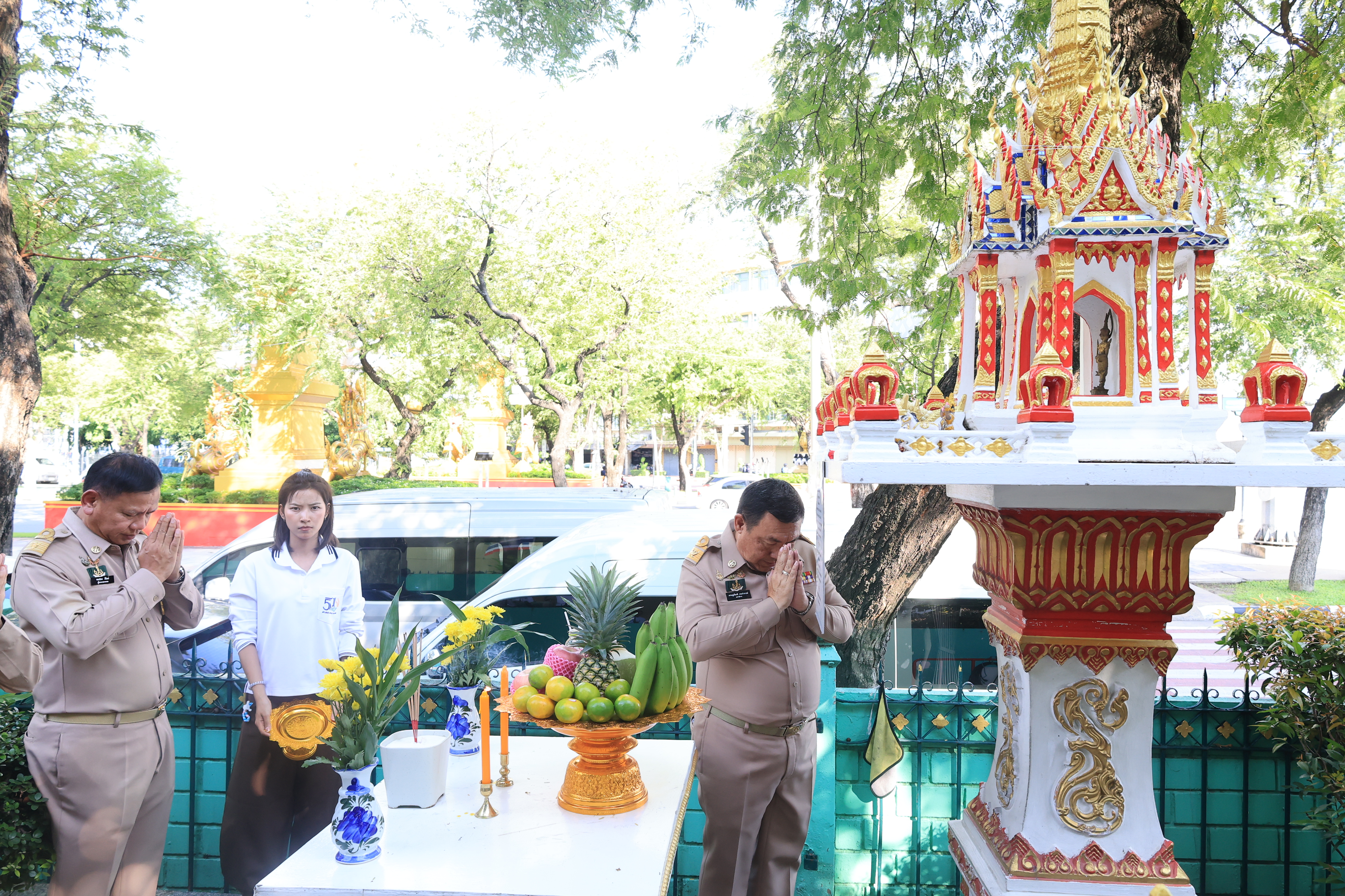 title - เลขาธิการ ส.ป.ก. และผู้เกษียณอายุราชการ สักการะสิ่งศักดิ์สิทธิ์ประจำ กระทรวงเกษตรและสหกรณ์ และ สำนักงานการปฏิรูปที่ดินเพื่อเกษตรกรรม เนื่องในโอกาสเกษียณอายุราชการ